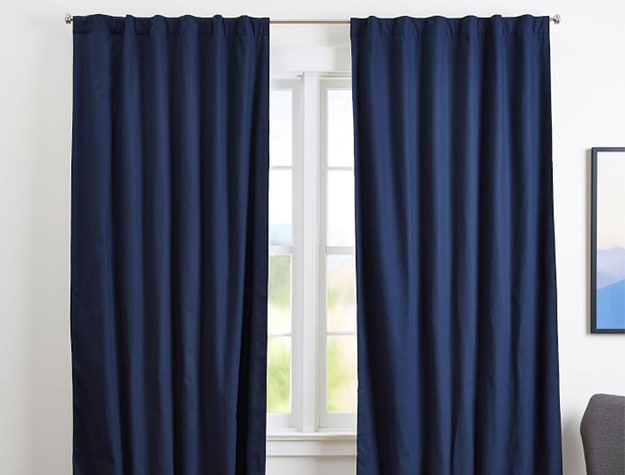 Noise reducing background curtain