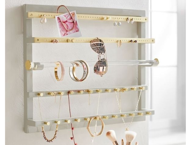 Mounted jewelry organizer