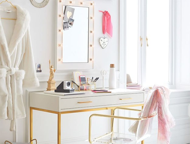 Led-illuminated beauty mirror