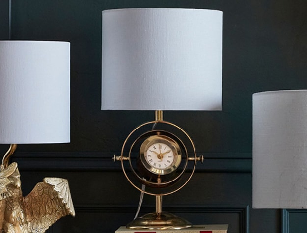 This lamp beautifully incorporates Hermione’s Time-Turner in its design. 