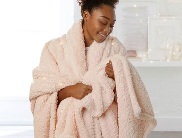 Cozy sherpa bed blanket