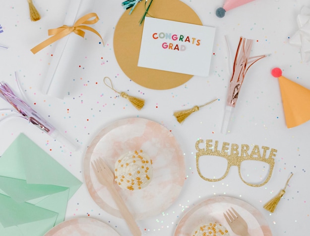 Graduation table with cupcake and confetti