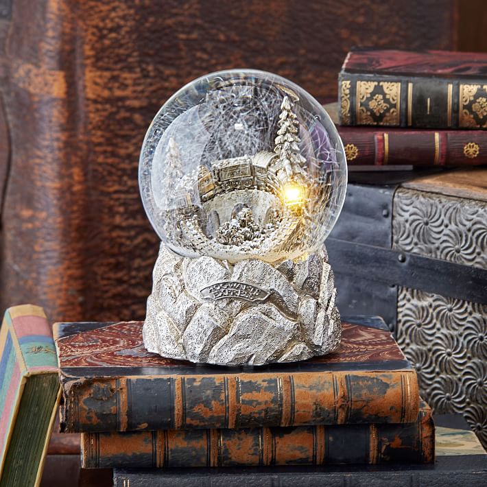 https://assets.ptimgs.com/ptimgs/ab/images/dp/wcm/202334/0016/harry-potter-snow-globes-o.jpg