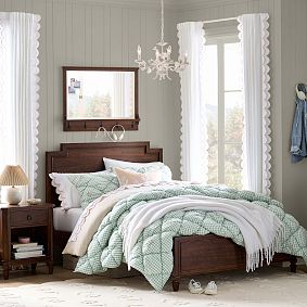 Scallop Trimmed Light-Filtering Curtain