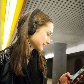 MOTO XT120 Over-Ear Headphones
