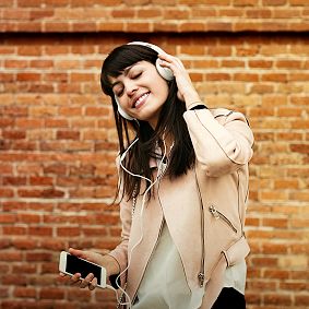 MOTO XT120 Over-Ear Headphones