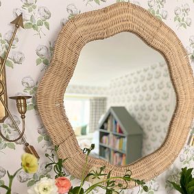Scalloped Linden Round Wall Mirror (35&quot;x32&quot;)