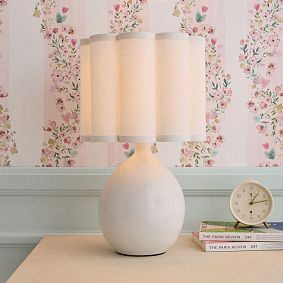 Scallop Shade Ceramic Table Lamp (15.5")