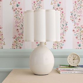 Scallop Shade Ceramic Table Lamp (15.5")