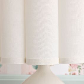 Scallop Shade Ceramic Table Lamp (15.5")