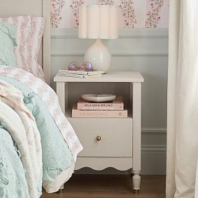 Scallop Shade Ceramic Table Lamp (15.5")