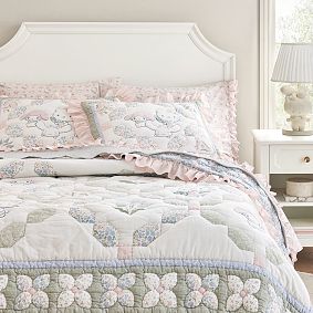 Hello Kitty&reg; & Friends Diamond Quilt