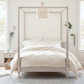 Bellevue Canopy Bed
