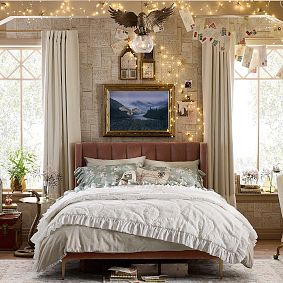Harry Potter™ Hedwig™ Post Feathers Jacquard Quilt