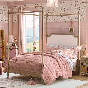 <i>Wicked</i> Glinda Floral Quilt