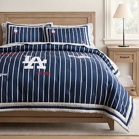 <em>MLB</em><sup>&trade;</sup><em>Los Angeles Dodgers</em><sup>&trade;</sup> Embroidered Patches Pinstripe Quilt