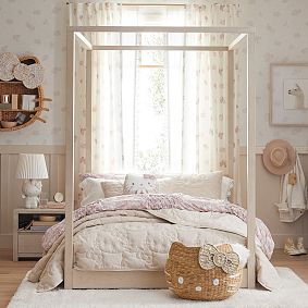Hello Kitty® Heritage Linen Cotton Quilt