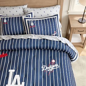 <em>MLB</em><sup>&trade;</sup><em>Los Angeles Dodgers</em><sup>&trade;</sup> Embroidered Patches Pinstripe Quilt