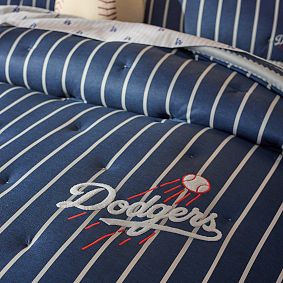 <em>MLB</em><sup>&trade;</sup><em>Los Angeles Dodgers</em><sup>&trade;</sup> Embroidered Patches Pinstripe Quilt