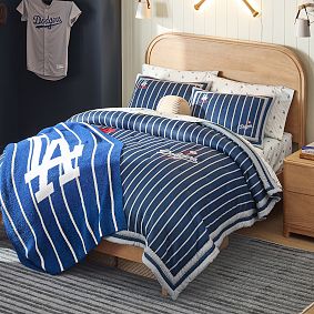 <em>MLB</em><sup>&trade;</sup><em>Los Angeles Dodgers</em><sup>&trade;</sup> Embroidered Patches Pinstripe Quilt