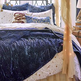 Harry Potter<sup>&trade;</sup> Magical Velvet Quilt