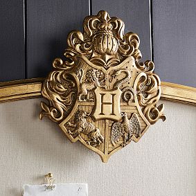 Harry Potter<sup>&trade;</sup> Hogwarts<sup>&trade;</sup> Crest Pinboard (24"x37")