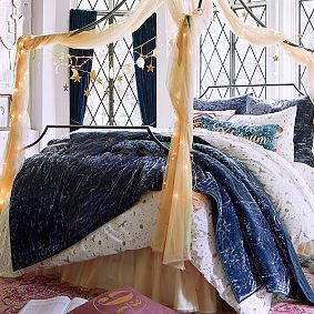 Harry Potter<sup>&trade;</sup> Magical Velvet Quilt