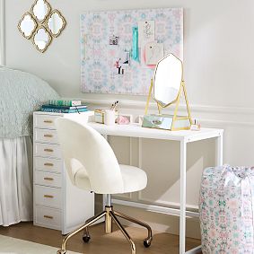 Kendra Scott No Nails Printed Pinboard (24"x36")
