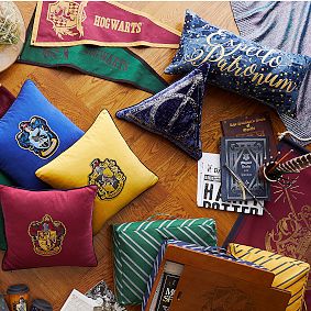 Harry Potter<sup>&trade;</sup> House Patch Hufflepuff<sup>&trade;</sup> Pillow Cover