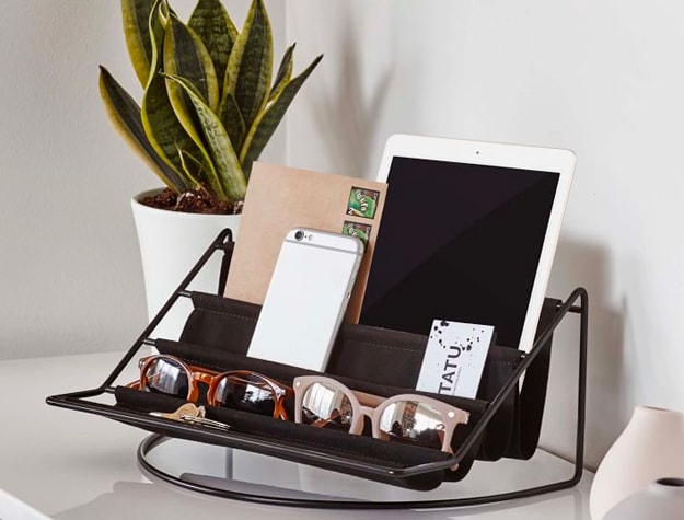 Hammock organizer with tablet and sunglasses