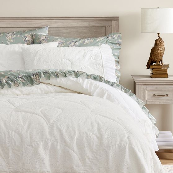 Harry Potter™ Hedwig™ Post Feathers Jacquard Quilt