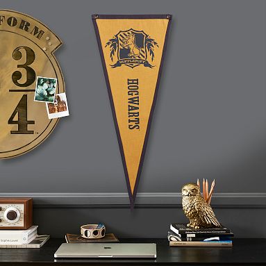 HARRY POTTER™ HUFFLEPUFF™ Pennant