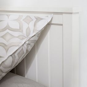 Beadboard Lounge Platform Corner Bed &amp; Mattress Set