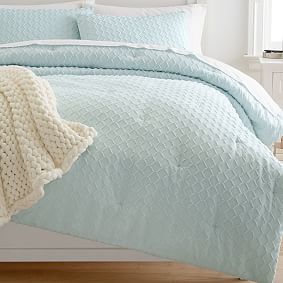 Featherkiss Quilt