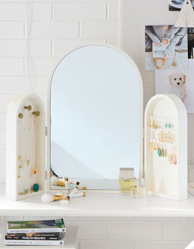 Jewellery & Beauty image