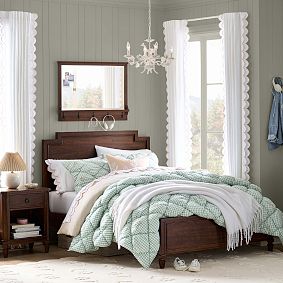 Scallop Trimmed Light-Filtering Curtain