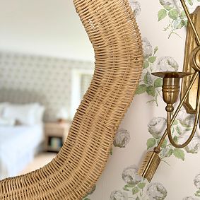 Scalloped Linden Round Wall Mirror (35&quot;x32&quot;)