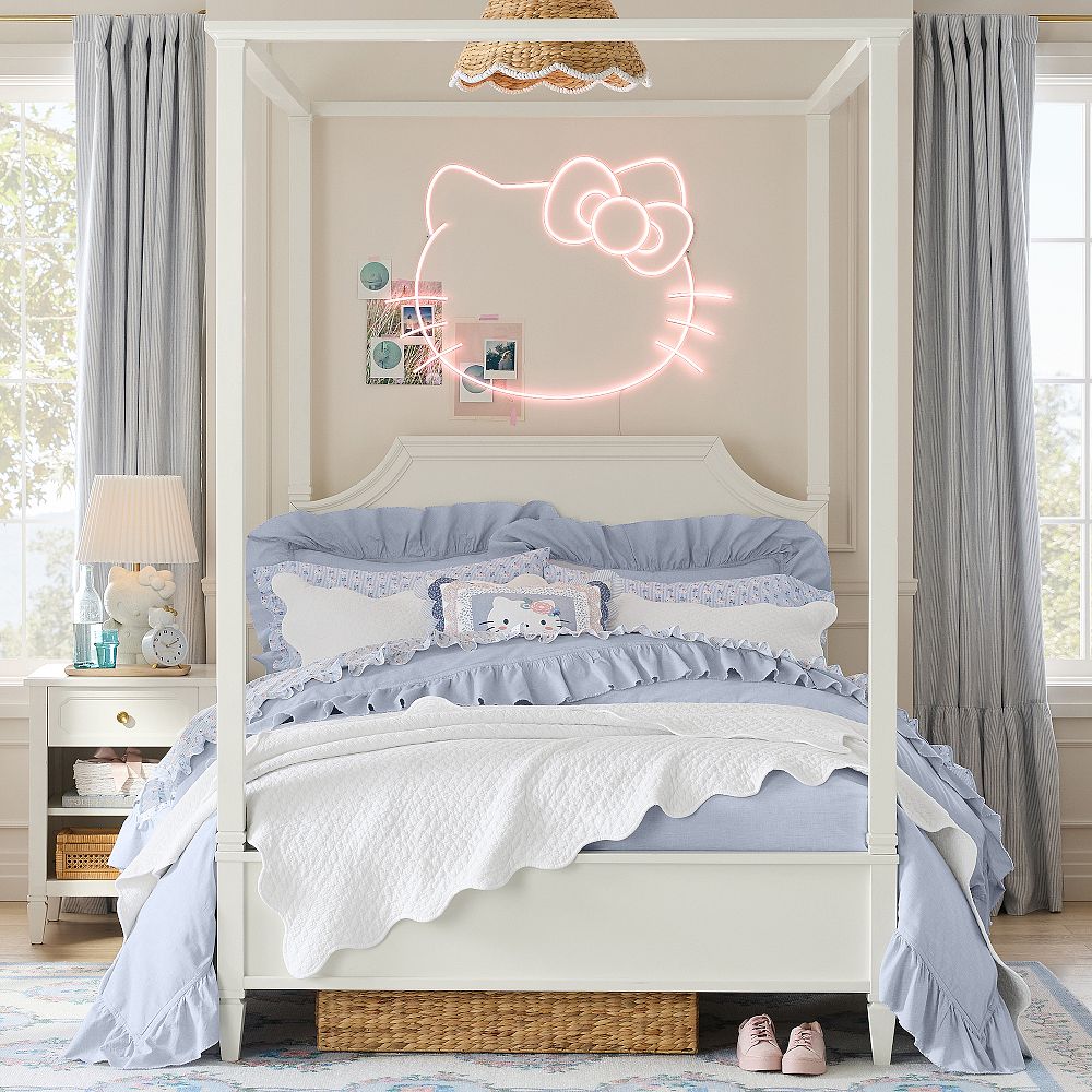 Auburn Canopy Bed