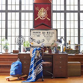 HARRY POTTER&#8482; HOGWARTS&#8482; Crest Scroll