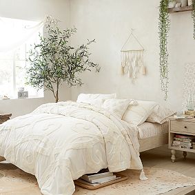 Bellevue Platform Bed &amp; Nightstand Set