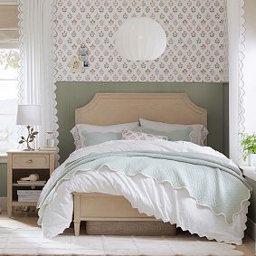 Scallop Trimmed Light-Filtering Curtain