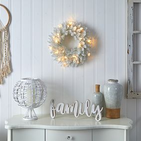 White Christmas Wreath - 18&quot;