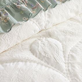 Harry Potter™ Hedwig™ Post Feathers Jacquard Quilt