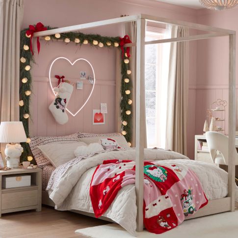 Hello Kitty<sup>®</sup>  Sweet Christmas Bedroom