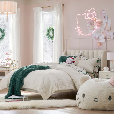 Hello Kitty<sup>®</sup>  Holiday Bedroom