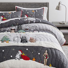 <em>Star Wars</em>™ Holiday Quilt