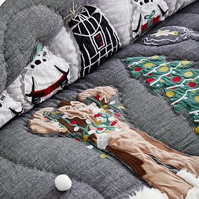 <em>Star Wars</em>™ Holiday Quilt