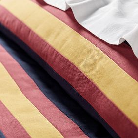 Harry Potter<sup>&trade;</sup> Hogwarts<sup>&trade;</sup> Striped Quilt