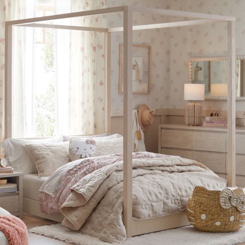 Hello Kitty<sup>®</sup>  Heritage Bedroom