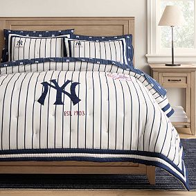 <em>MLB</em>™<em>New York Yankees</em>™ Embroidered Patches Pinstripe Quilt
